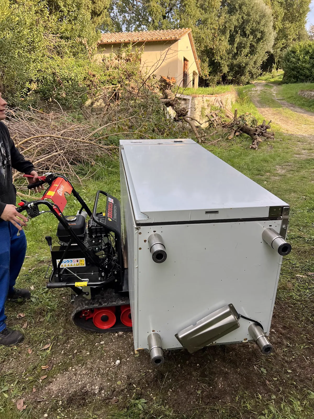 Carrello cingolato che trasporta un oggetto pesante
