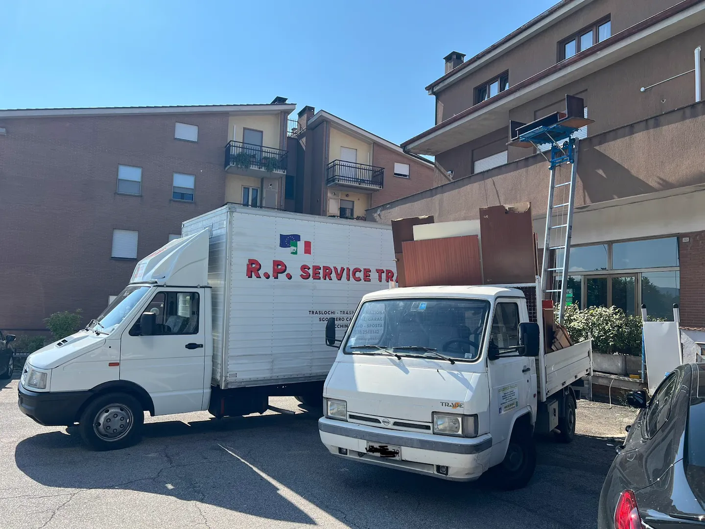 Camion e montacarichi di R.P. Traslochi al lavoro