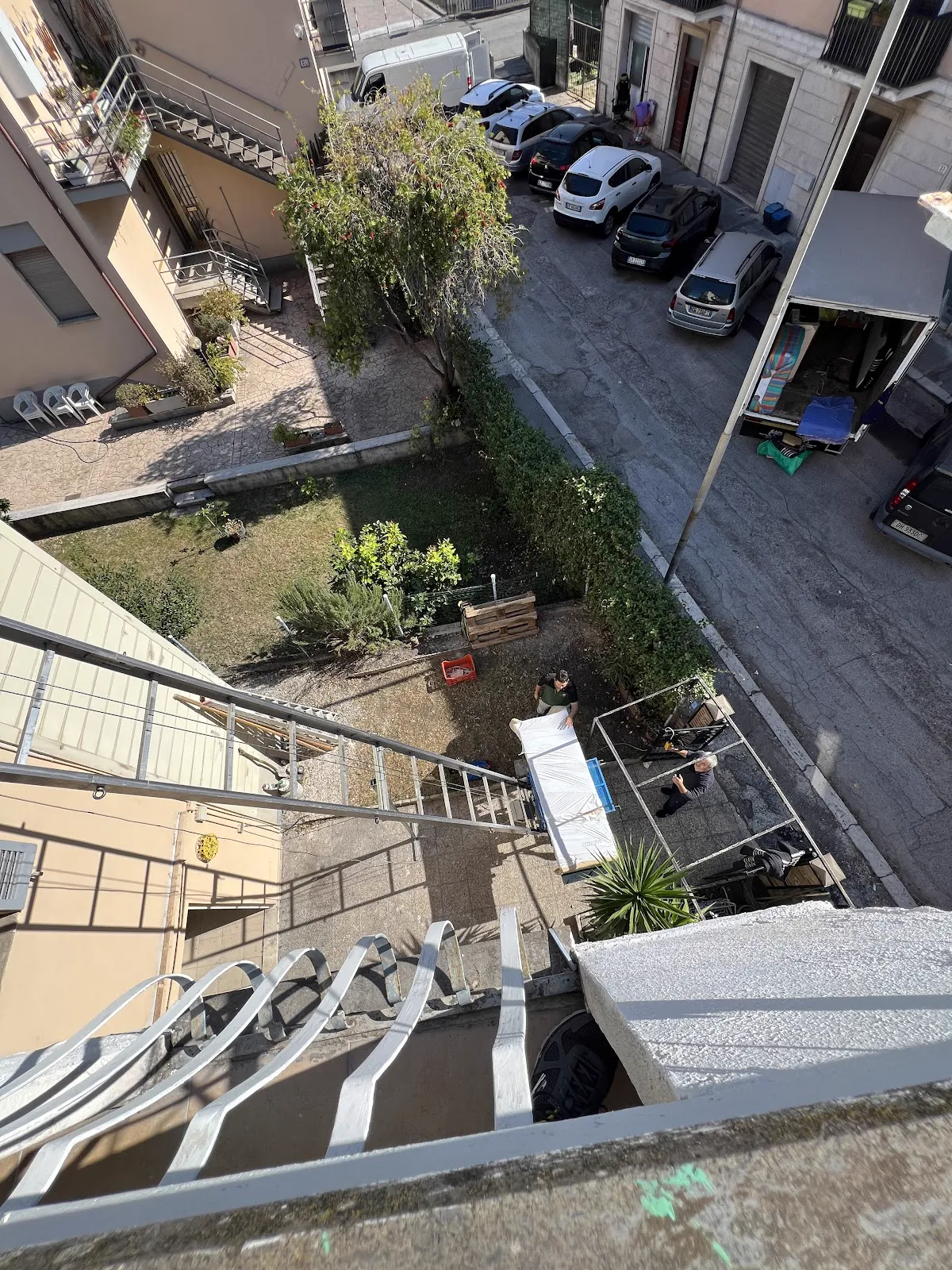 R.P. Traslochi al lavoro con il montacarichi, visto dall’alto